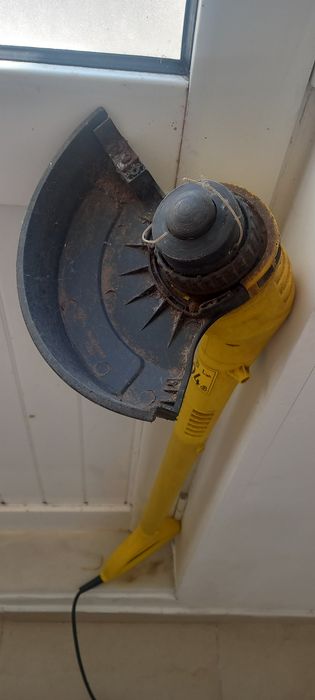 Máquina de cortar relva