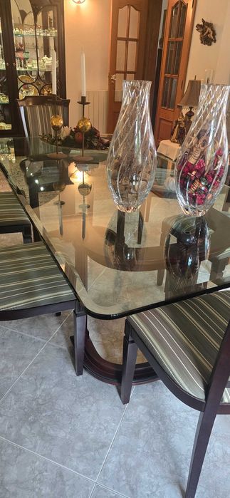 Conjunto de sala (cadeiras, mesa e aparador)
