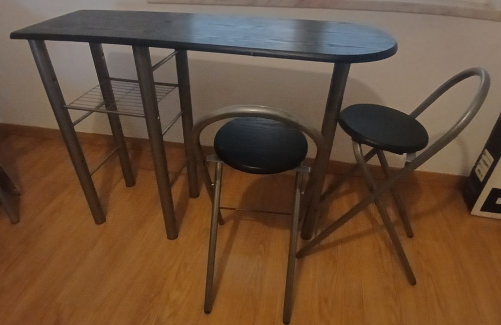 Mesa e duas cadeiras
