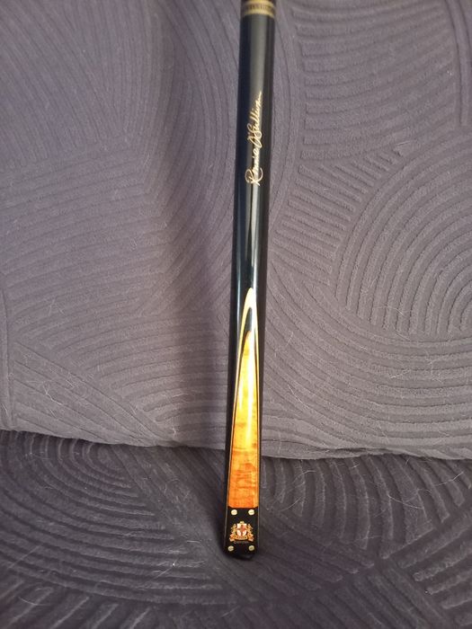 Taco de bilhar boa marca.