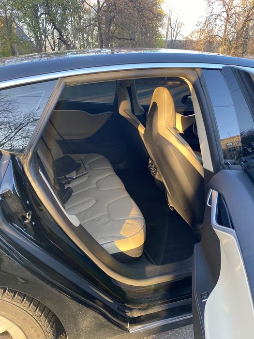 Tesla model S P85+