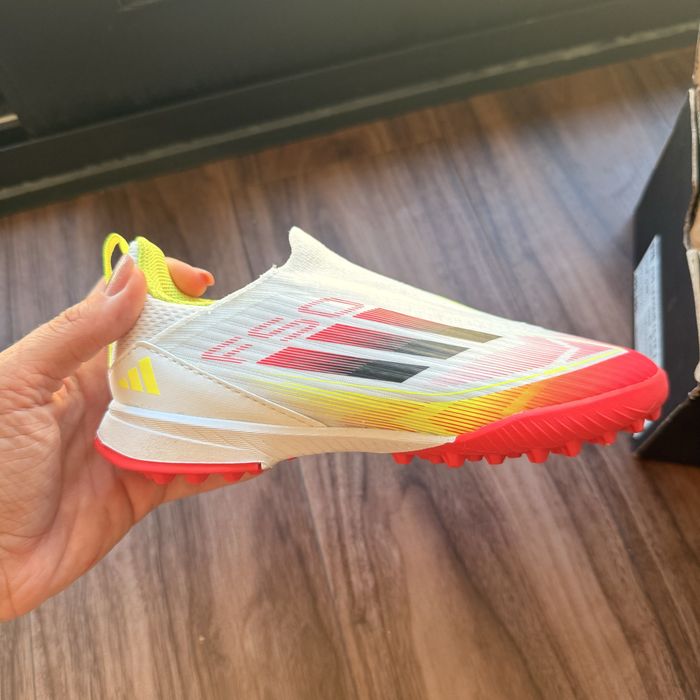 Vendo chuteiras de futebol adidas F50 League.