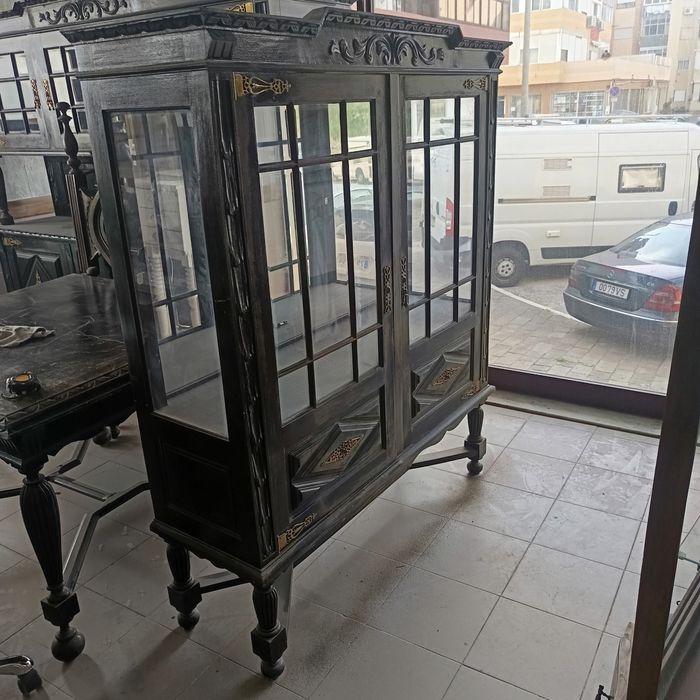 Vitrine em vidro e madeira. Grátis.