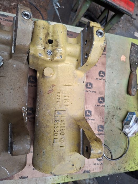 Cylinder Podnośnika John Deere 3650/3350 /3040/3140