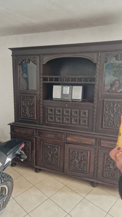 Móvel de sala em madeira maciça