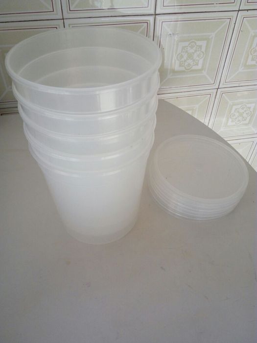 Copos e taças plásticas com tampas