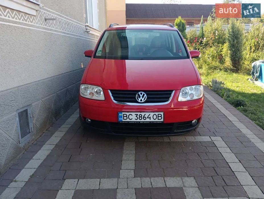 Автомобіль фольцваген туран