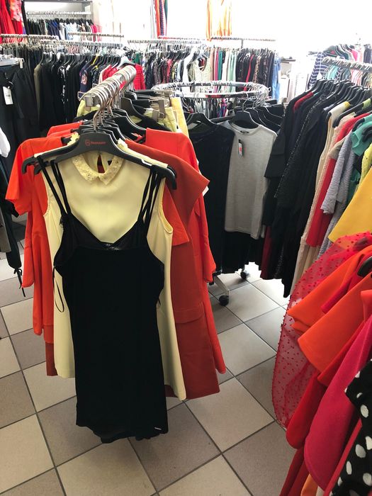 Odzież sukienki bluzki spodnie swetry