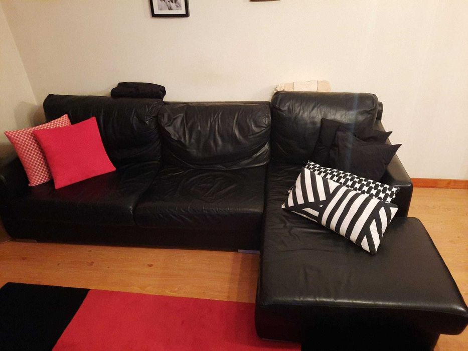 Sofá com Chaise Long, em pele preta