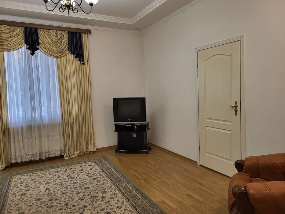 Продам квартиру 87 кв.м. з  А/О  та  двома гаражами в центрі міста