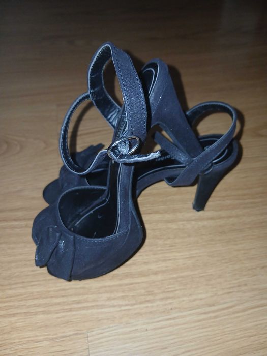 Sandalias pretas altura 10 cent conpensadas muito comfertaveis  e lindas