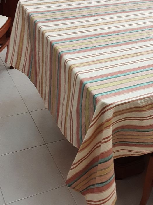 Toalha  de mesa aberta  bom tecido cores alegres