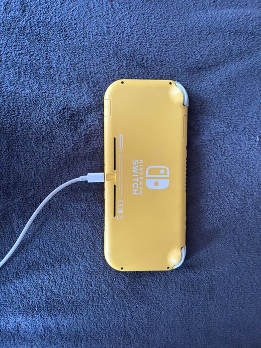 Nintendo switch lite  amarela e jogo Super Mario Odissey