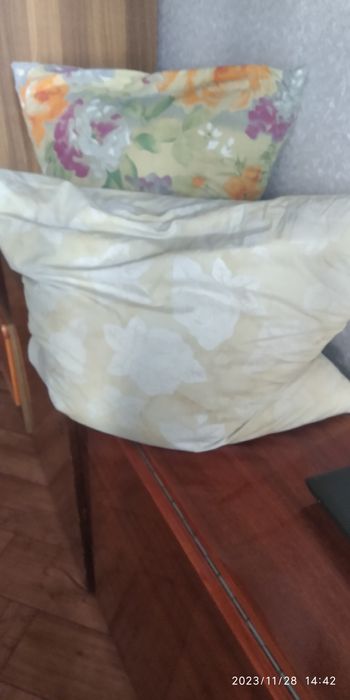 Продаю   _3подушки. 60/60 см и льняные полотенца 10шт.