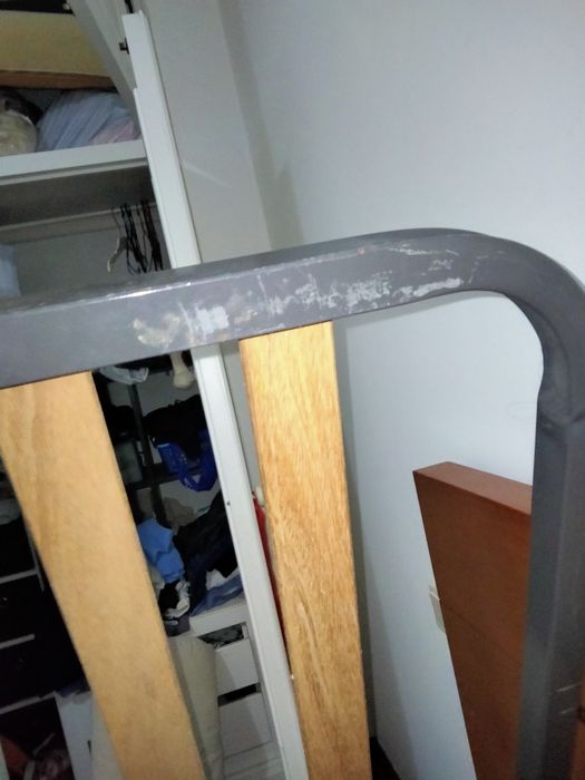 Cama de madeira com estrado