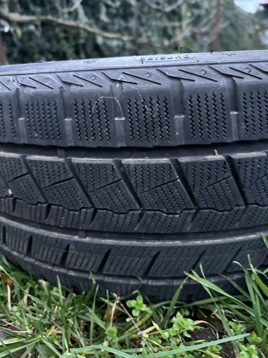 Продам Б/У  Шини Зимние 245/45 R18