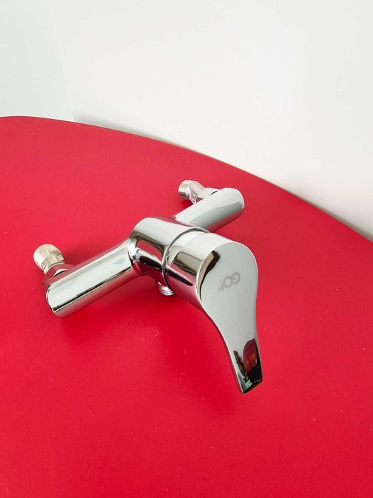 Torneira monocomando para cozinha/torneira de parede para casa de banho.