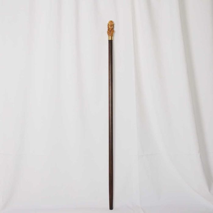 Bengala em madeira de cerejeira com rosto de cavalheiro esculpido