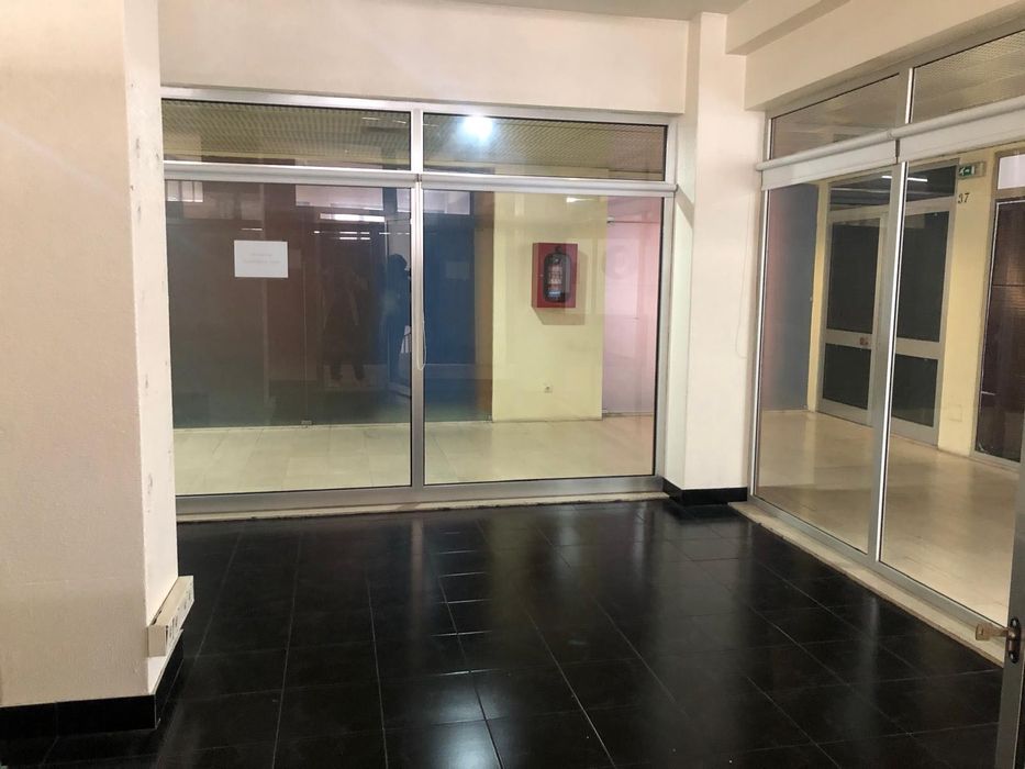 Arrenda-se  loja na Rua Professor Bento de Jesus Caraça, 43