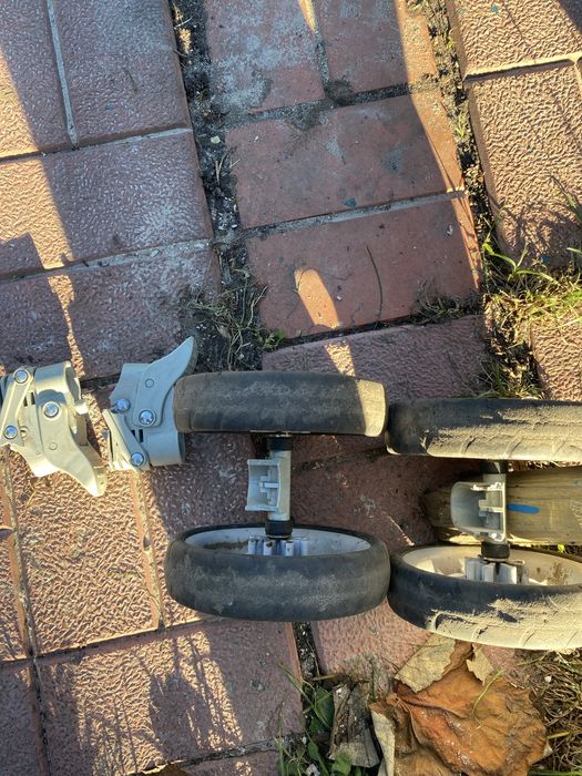 Дитяча коляска під ремонт