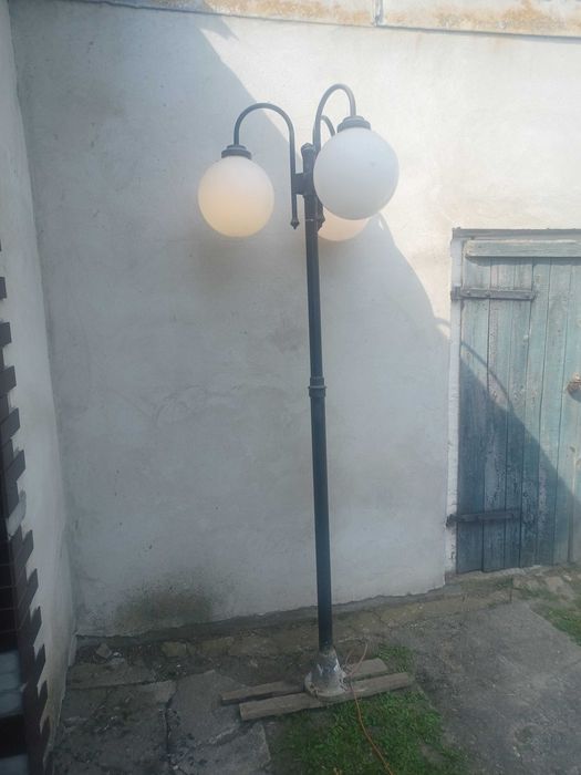 lampa ogrodowa w dobrym stanie.