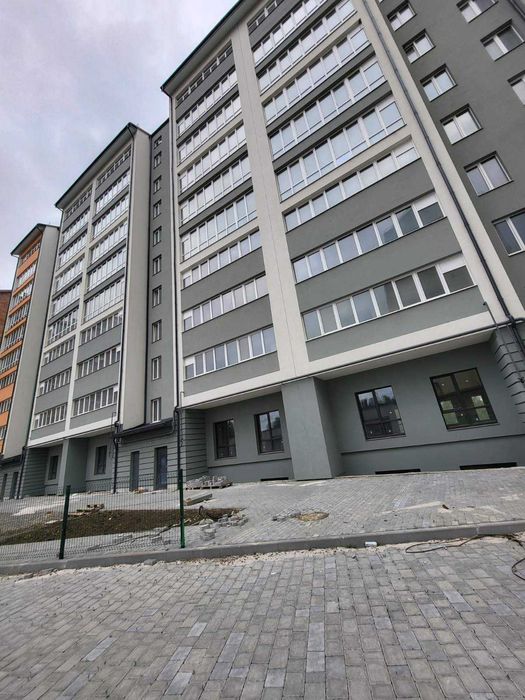 Продається 2 кімнатна квартира, середній поверх.