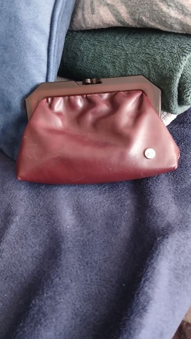 Mała kosmetyczka bordowa.