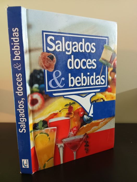 Livro de receitas e acessórios de coctelaria