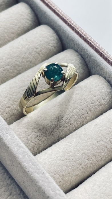Anel de ouro 18k com 1 esmeralda grande.