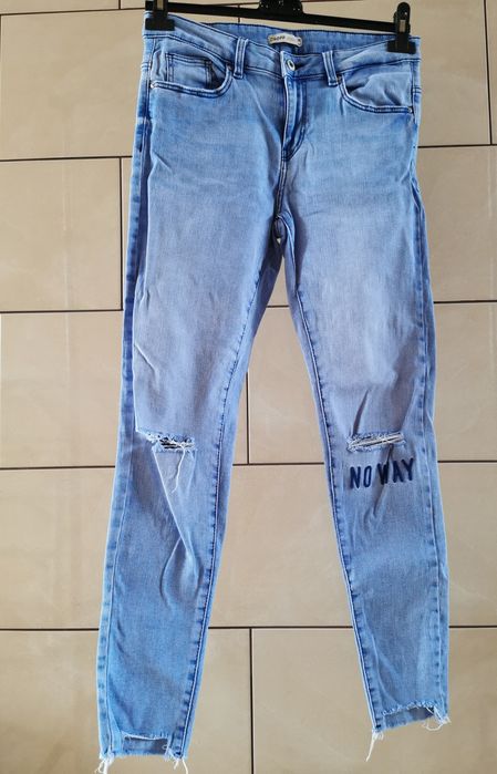 Jeansowe spodnie z przetarciami rozmiar M