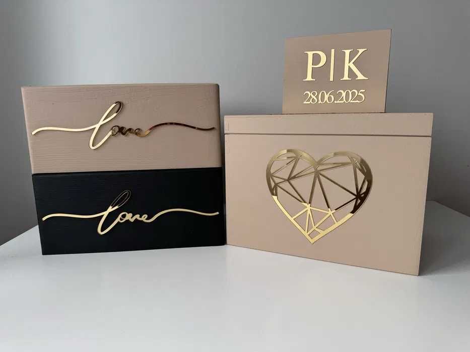 Beżowe pudełko na koperty obrączki pleksi dekory złote lustrzane