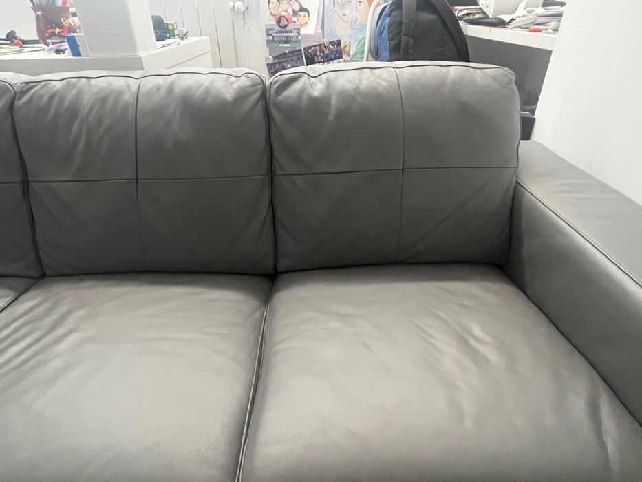 Sofá 3 lugares em pele sintética cinzenta