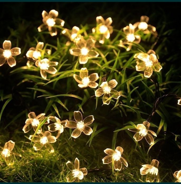 Вулична гірлянда на сонячній батареї.