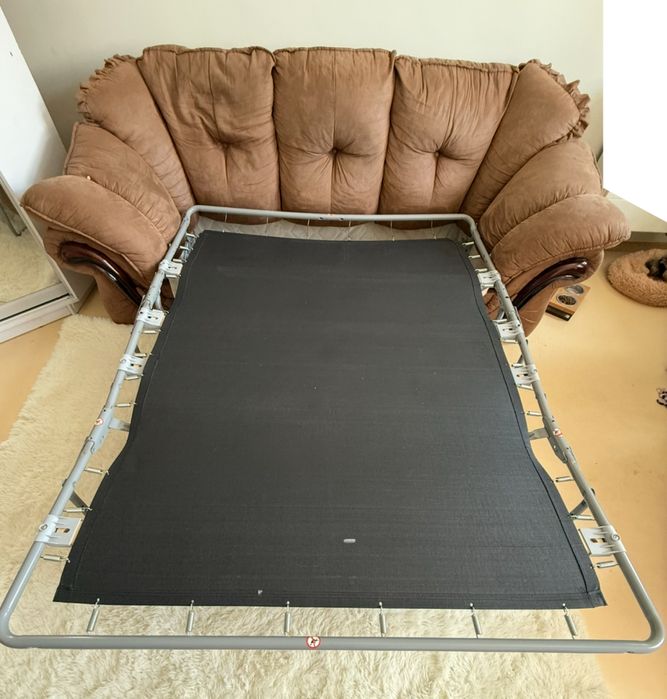 Диван в гостіну зі спантеим місцем