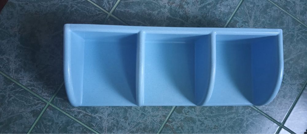 Narożna półka łazienkowa. Wisząca. Kolor błękitny