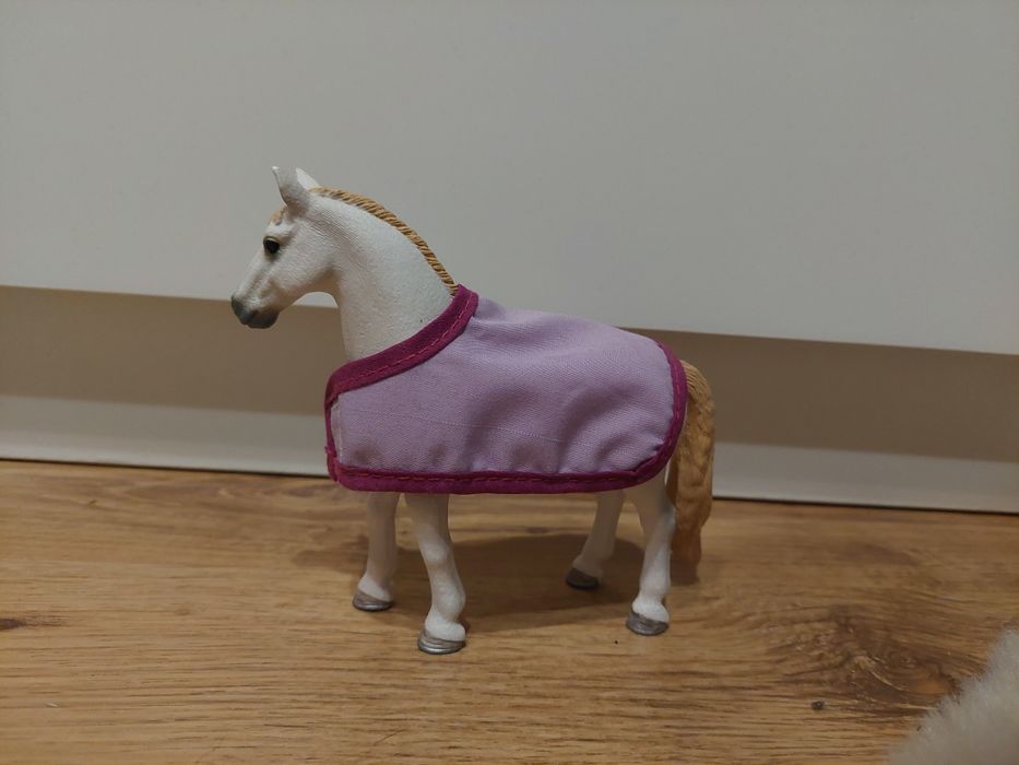 Biały konik schleich