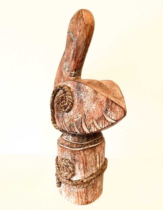 Estatueta vintage de pelicano em madeira artesanal
