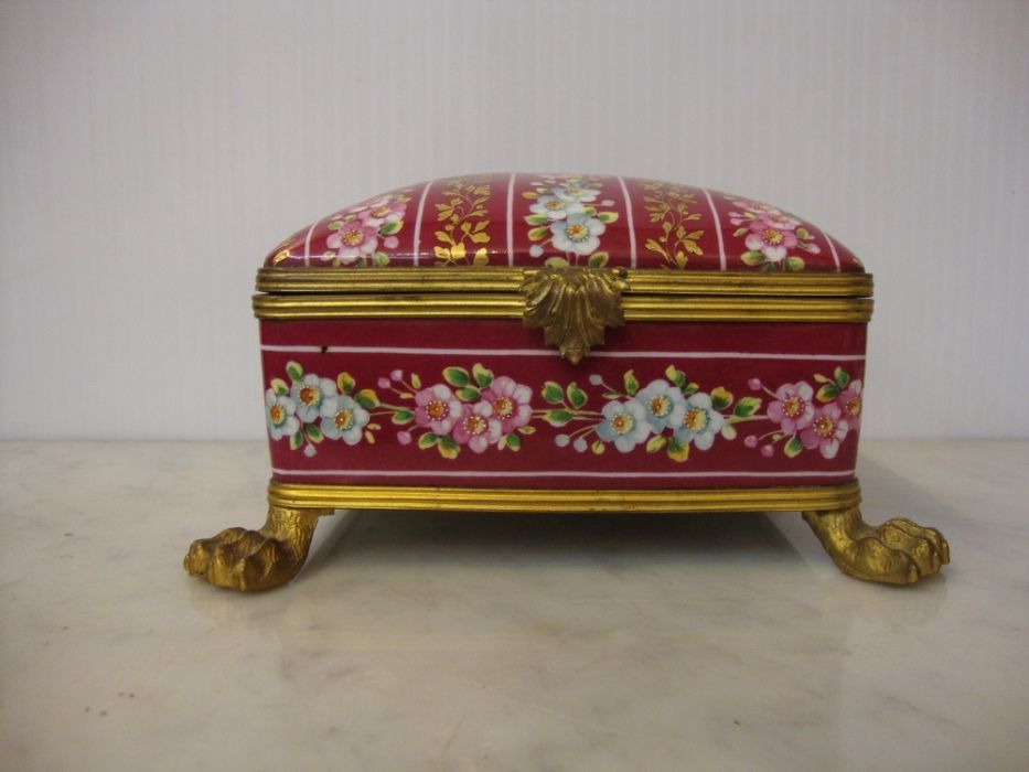 Centro de mesa com flores em porcelana