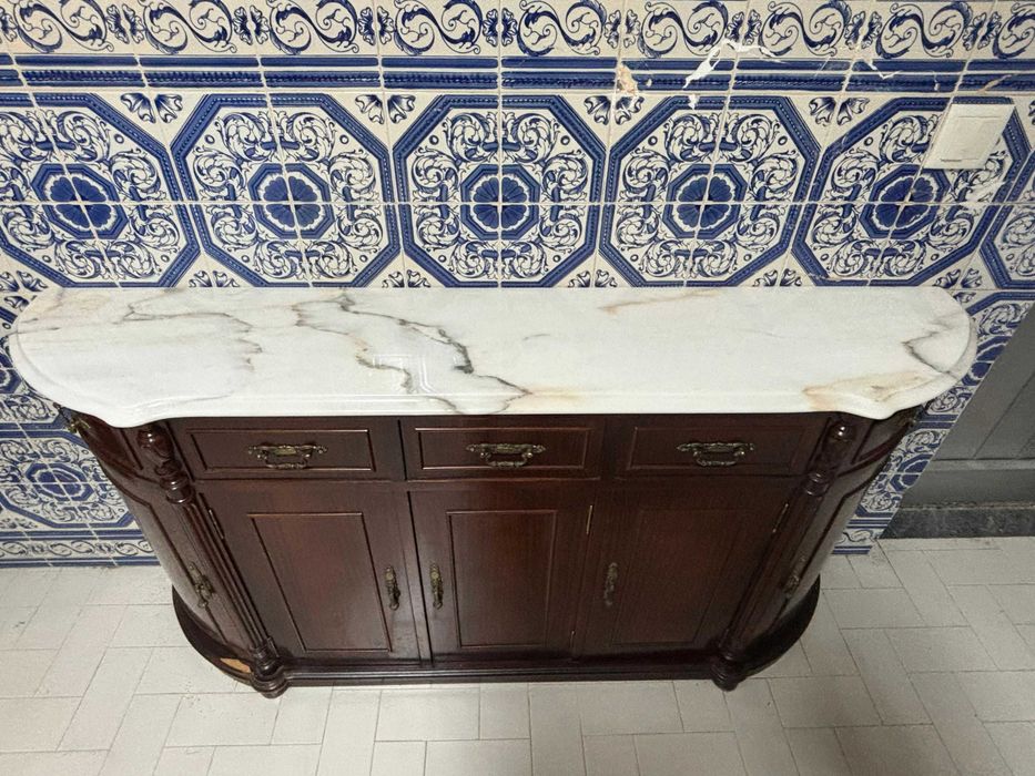 Móvel de Madeira com Topo em Mármore