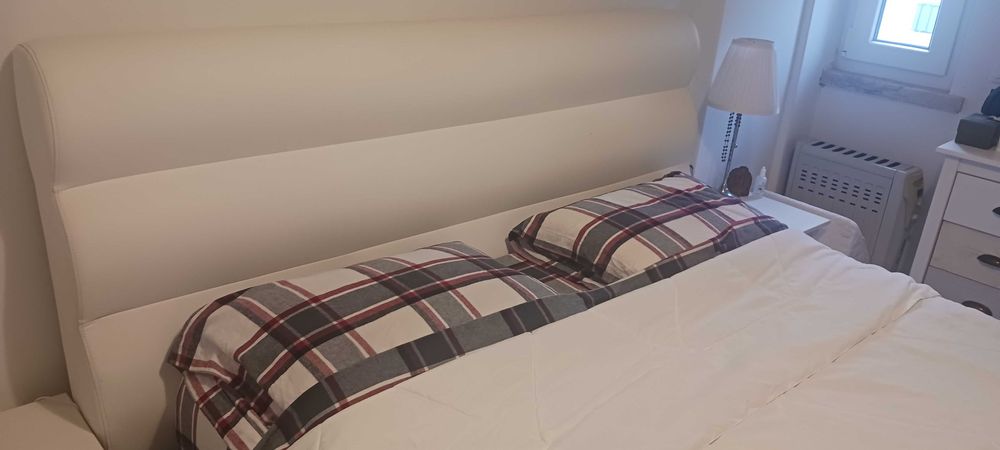 Cama de casal com sistema elevatório