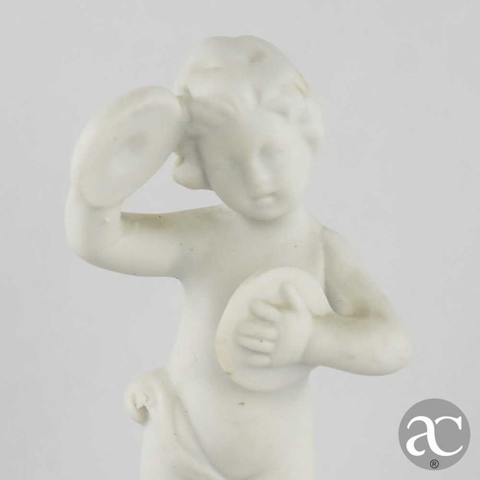 Figura de menino em Biscuit, base em azul-cobalto
