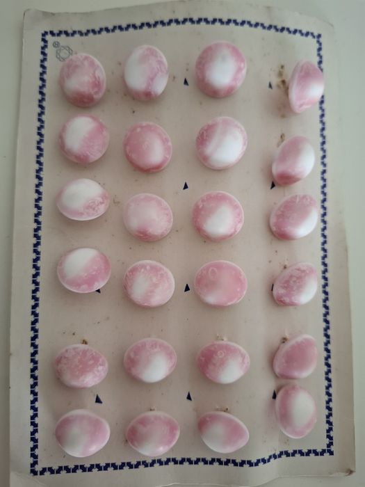 Cartela de Botões Vintage 24 unidades rosa e branco