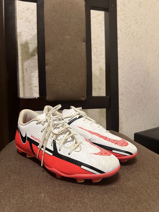 Футбольні  бутси копачки оригінальні Nike Phantom GT2 Club у біло-червоному кольорі