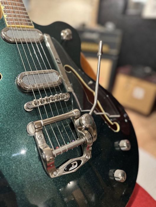 Duesenberg Grand Majesto guitar
