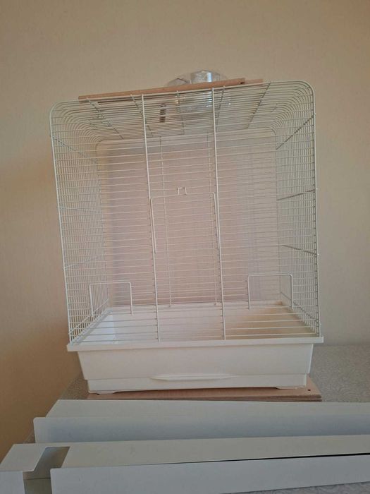 Nowa klatka dla ptaków Zolux M na nogach z półką i akcesoriami