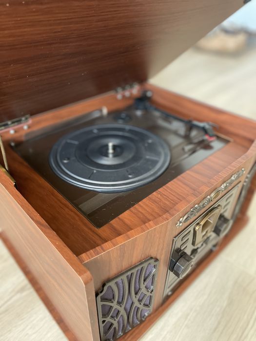 Radio retro z gramofonem , odtwarzaczem kaset magnetofonowych