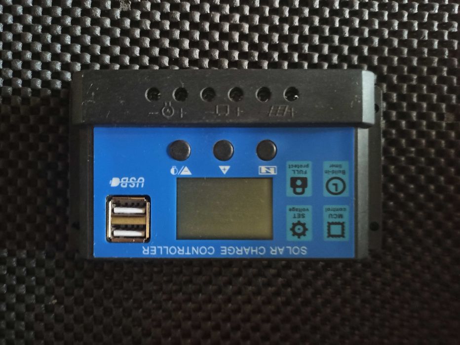 Контроллер 10А 12В/24В с дисплеем + USB гнездо