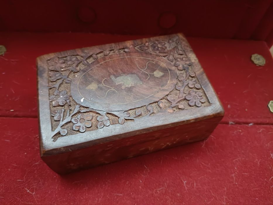 Ręcznie rzeźbione drewniane pudełko