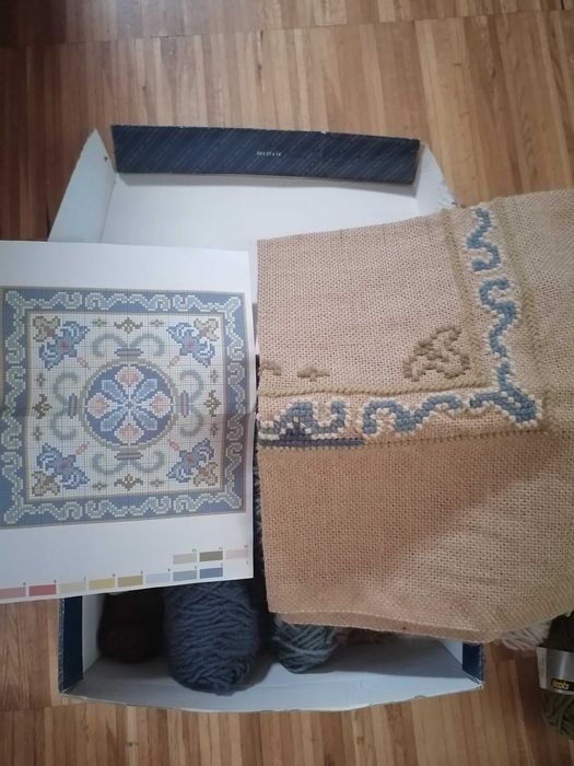 Kit para fazer quadro de Arraiolos, já iniciado 46x46cm
