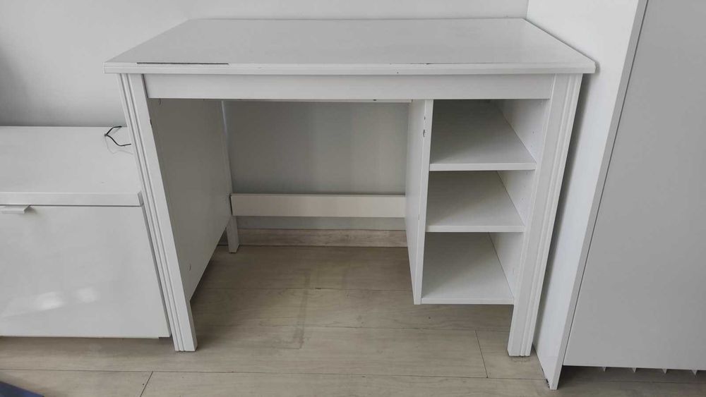 Biurko IKEA BRUSALI 90x52 cm, białe, z półkami